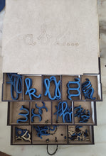 Carica l'immagine nel visualizzatore di Gallery, Pomična kurzivna abeceda s ladicom
