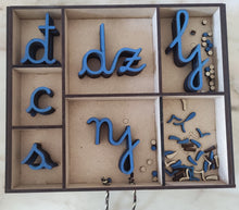 Carica l'immagine nel visualizzatore di Gallery, Pomična kurzivna abeceda s ladicom

