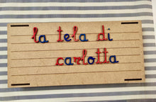 Carica l&#39;immagine nel visualizzatore di Gallery, Versión en cursiva del alfabeto móvil &quot;On the road&quot;
