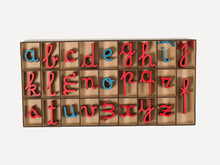 Carica l&#39;immagine nel visualizzatore di Gallery, Alfabeto mobile corsivo (legno colorato)
